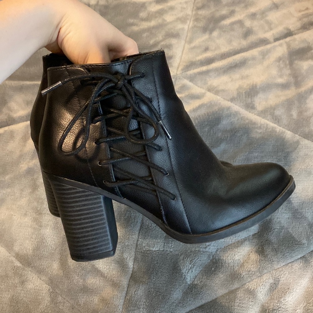 Black heeled bootie